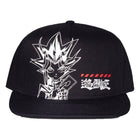 Cappellino Yu-Gi-Oh! Yami Yugi nero con grafica bianca e rossa, vista frontale