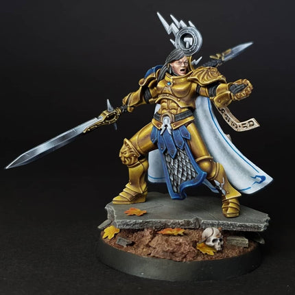 Esempio dipinto della miniatura Knight-Questor Larissa Shadowstalker; kit da assemblare e dipingere