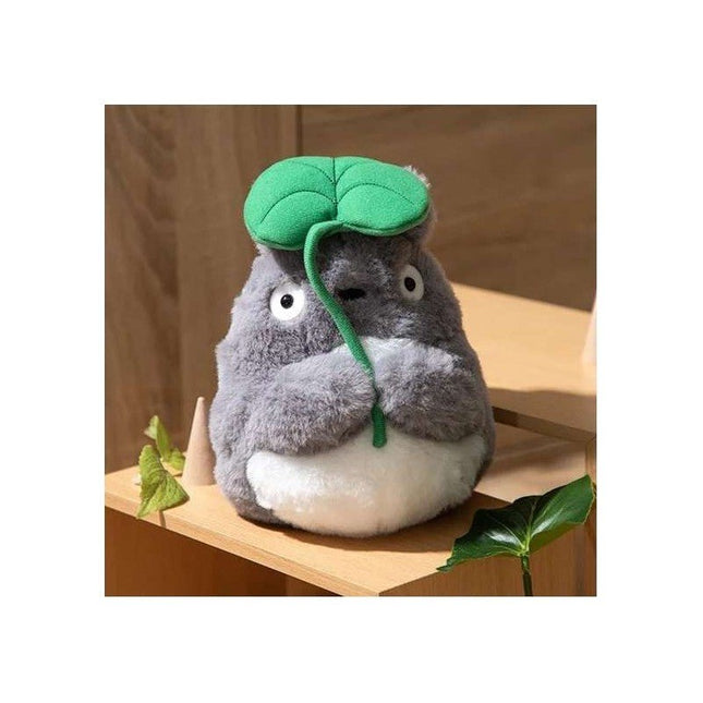 Peluche Studio Ghibli Il mio Vicino Totoro - Totoro Grigio con Foglia - L’emporio dell’avventuriero