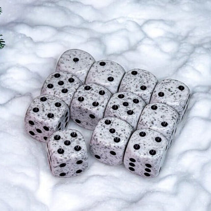 Set 12 Dadi 6 Facce 16mm Speckled Arctic Camo - L’emporio dell’avventuriero