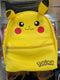 Foto reale dello zaino Pokémon Pikachu giallo: vista frontale con orecchie, tasca esterna e logo Pokémon